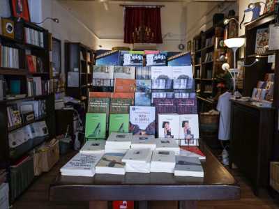 Ci guardiamo intorno. Tra scrivanie, tavolini, scaffali stracolmi trovano posto volumi nuovi e usati, classici e contemporanei